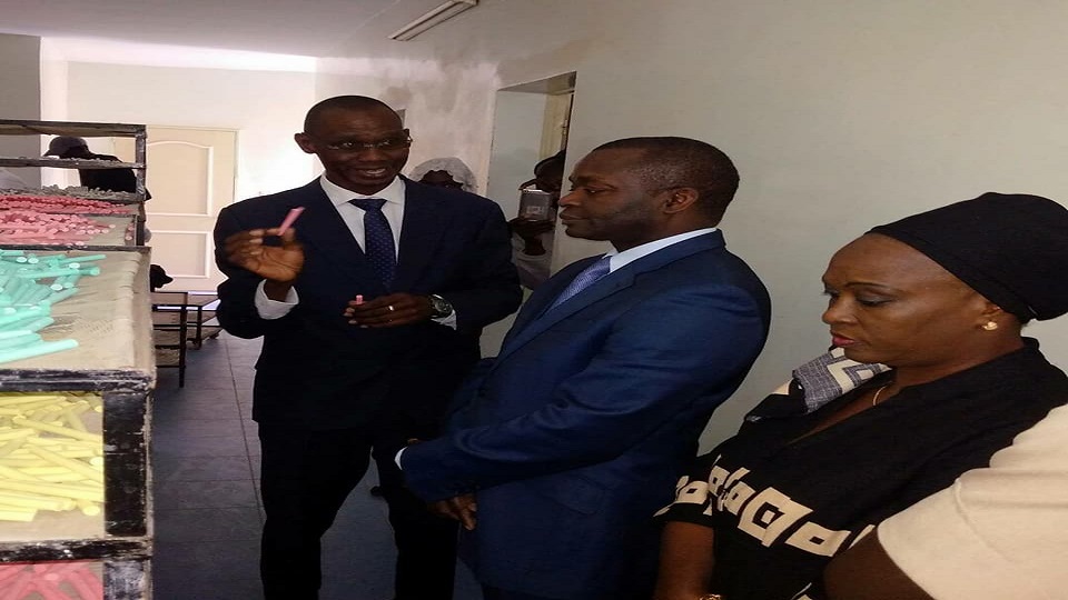 Visite du Ministre du Commerce Alioune Sarr à Sencraie, une usine de production de craies