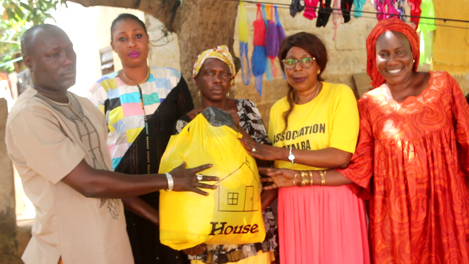 Vidéo/ L’Association Franco-Sénégalaise les Baobabs (AFALBA) offre des habits à 3 familles touchées par les inondations à Keur Sampathé