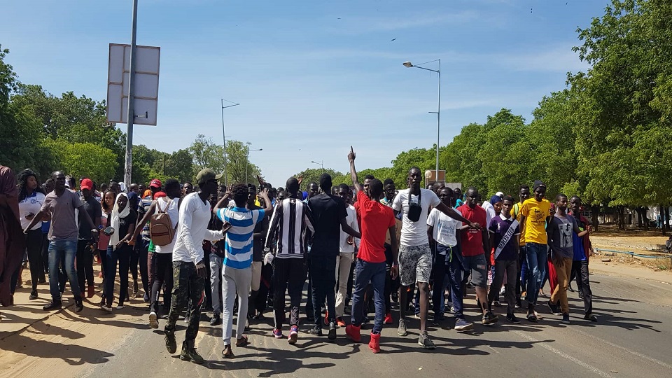 Vidéo/ Les étudiants de l’IUT de l’Université de Thiès battent le pavé pour réclamer de la nourriture