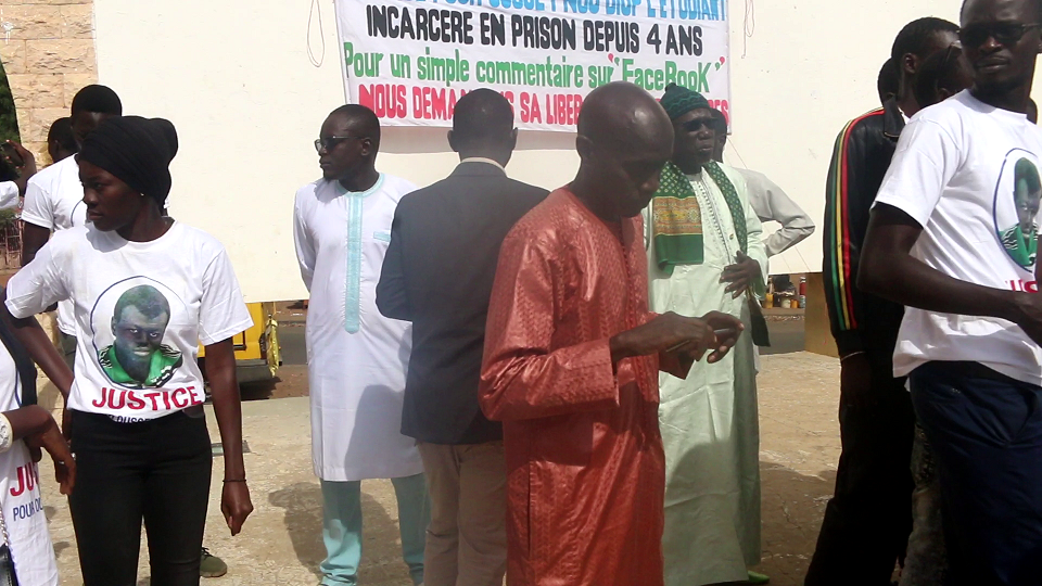 Vidéo Thiès/ Sit-in pour réclamer justice en faveur d’Ousseynou Diop, étudiant incarcéré depuis 4 ans pour des commentaires du facebook