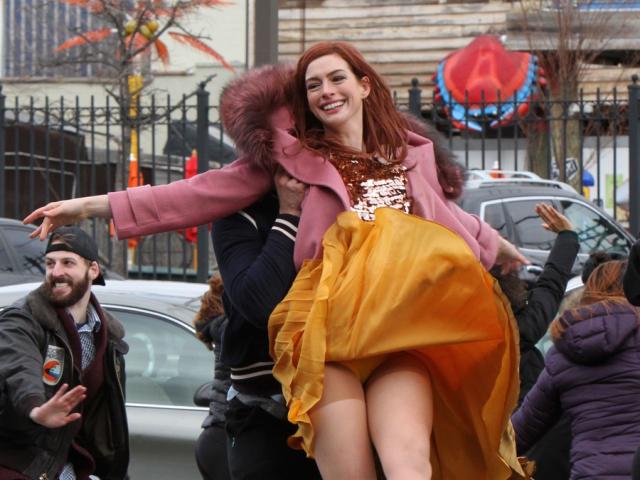 En plein tournage, Anne Hathaway dévoile accidentellement… sa culotte !