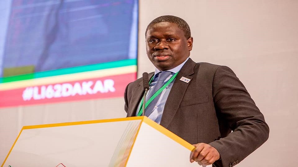 Ministre des Infrastructures terrestres et du désenclavement. Maître Oumar Youm, ou le serviteur toujours dévoué. Vous me permettez !