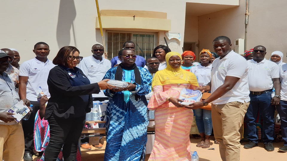 Vidéo/ Dangote Cement offre 200 tables-bancs et 5.000 cahiers aux communes de Diass et Keur Mousseu