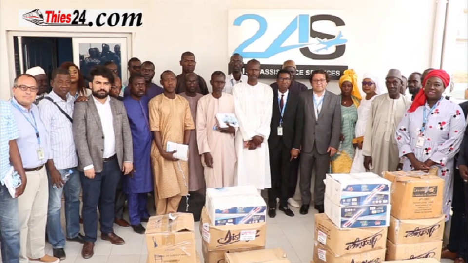 Vidéo/AIBD Assistance Services (2AS) offre des fournitures à 10 écoles environnantes