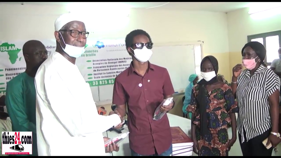 Vidéo/ Action de Solidarité Islamique (ASI) offre 74 cannes, des exemplaires du coran en braille, etc., à l’INEFJA de Thiès
