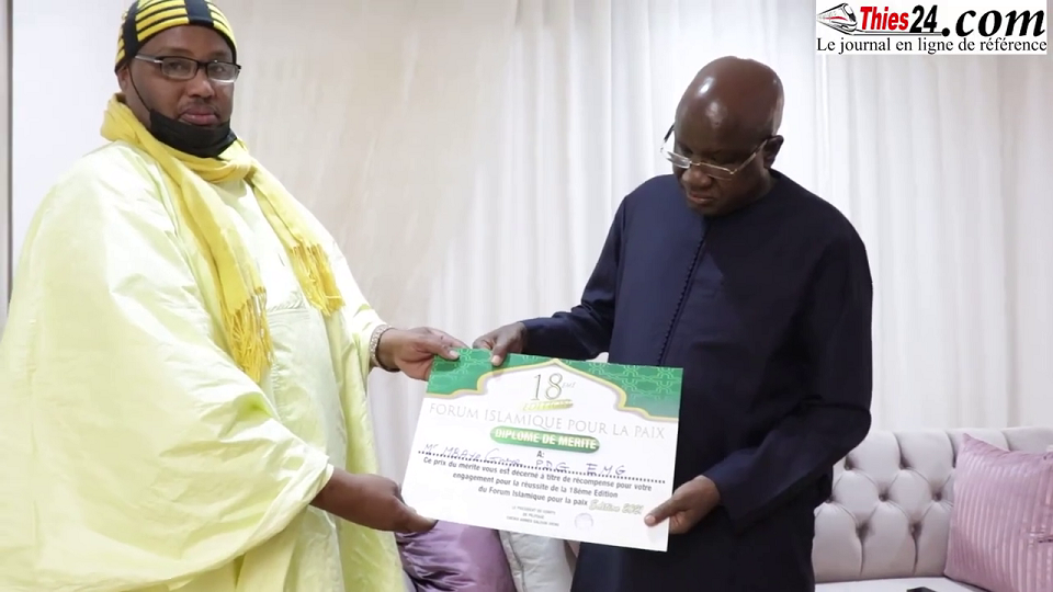 Vidéo/Ameth Saloum Dieng du forum islamique pour la paix décore Mbaye Guèye EMG, pour son combat pour la paix au Sénégal