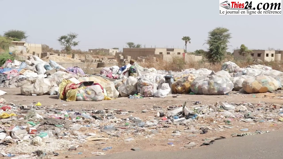 Vidéo/ Visite des chantiers des infrastructures de gestion des déchets de Tivaouane, avec Masse Thiam Coordonnateur de l’UCG