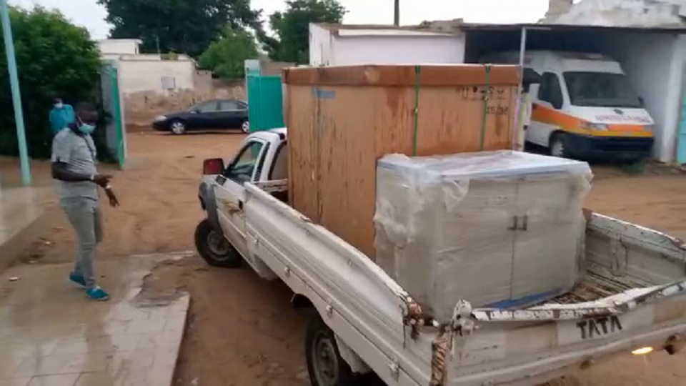 Vidéo/ Mamadou Ndoye Bane Président mouvement « Wallu Pire » offre une chaise dentaire au poste de santé de Pire