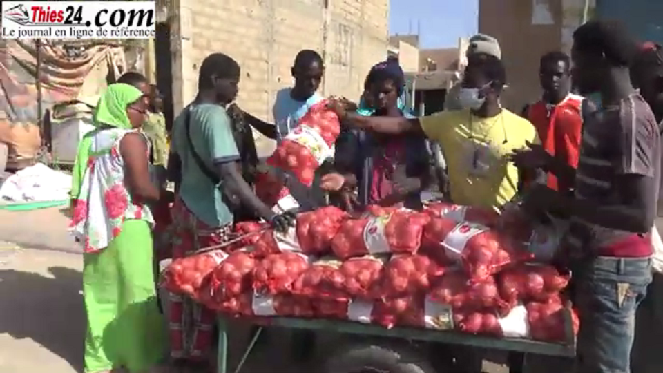 Vidéo/ Solidarité ramadan, Aly Ndiaye Président filière oignon offre des sacs d’oignons aux populations