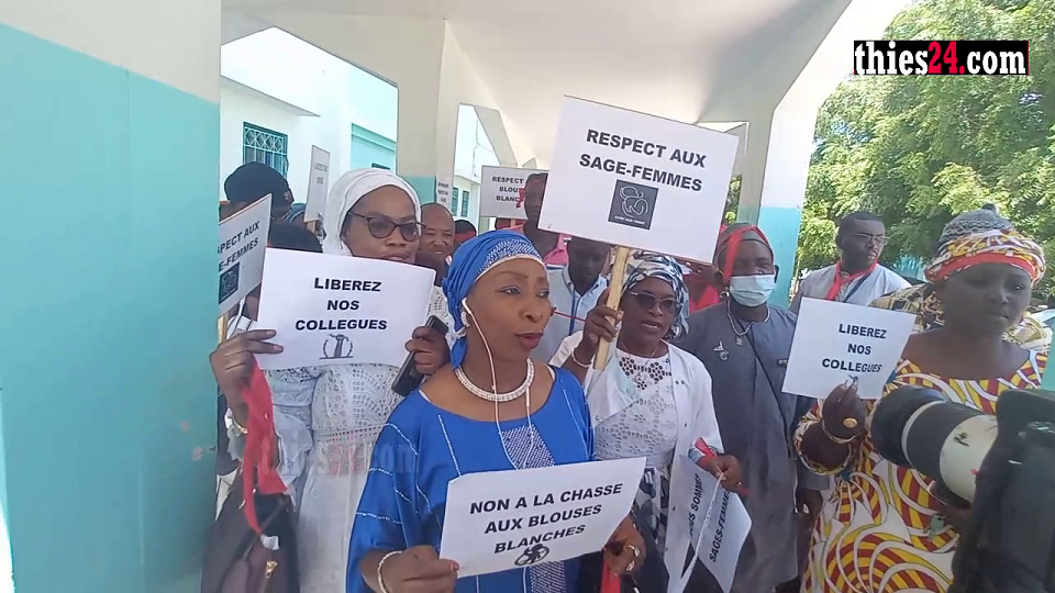 Vidéo/ Accueillie par des brassards rouges et des pancartes à l’hôpital Dabakh, Ministre Marie Khémesse Ngom Ndiaye réagit