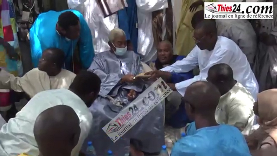 Vidéo/ Concours sous-régional de récitation du Coran, Ahmed Saloum Dieng remet à Serigne Abdou Karim Mbacké, son invitation d’honneur