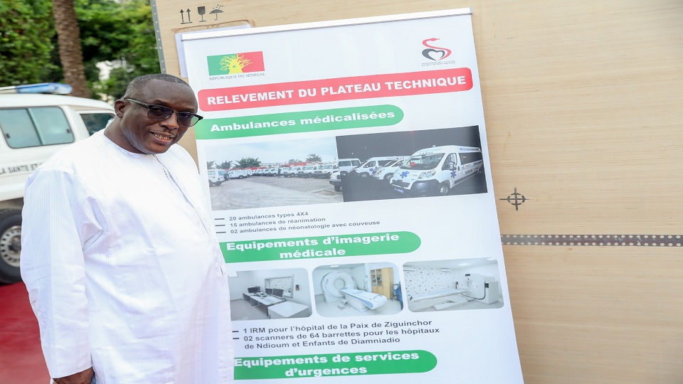 Relèvement plateau technique, Macky Sall offre un scanner à l’hôpital de Ndioum et une ambulance au poste de santé