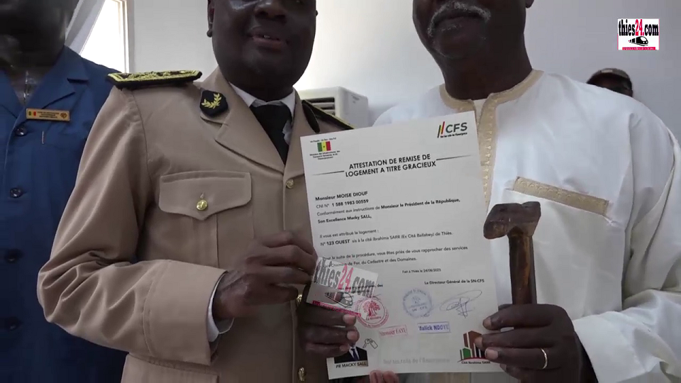 Vidéo/ Remise de titres de propriété aux occupants des logements de la Cité Ballabey, par le Gouverneur de Thiès