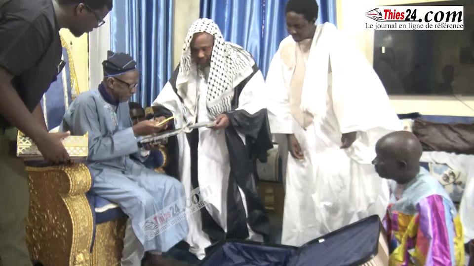 Vidéo/ Serigne Modou Kara dépêche son fils Mame Thierno et Ahmed Saloum Dieng chez le Khalif de Médina Baye
