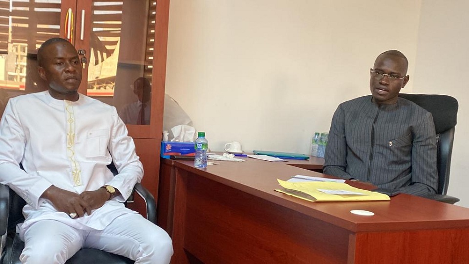 Amadou Aw, Responsable politique et Chef des Services sociaux du CROUS-T remet un premier lot de 1000 parrains pour Amadou Bâ