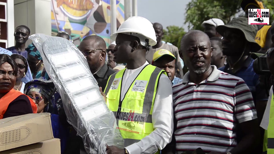 Vidéo/Phase 2, réhabilitation réseau éclairage public de Thiès, Dr Babacar Diop réceptionne 1500 lanternes en LED