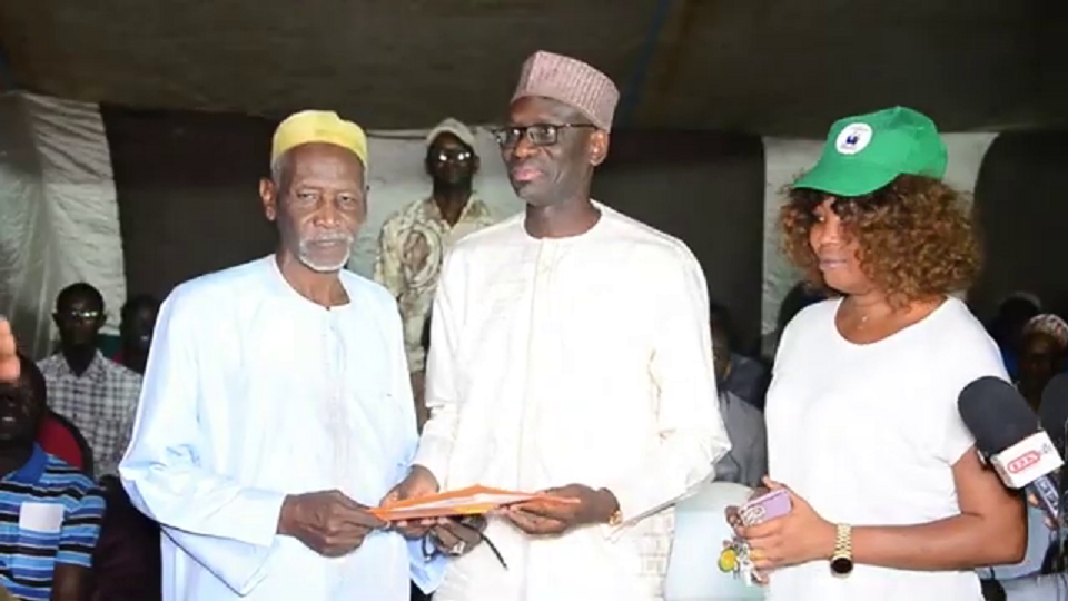 Vidéo/ Abdoulaye Dièye remet des bons d’inscription à des élèves issus de familles modestes de Thiès-Est