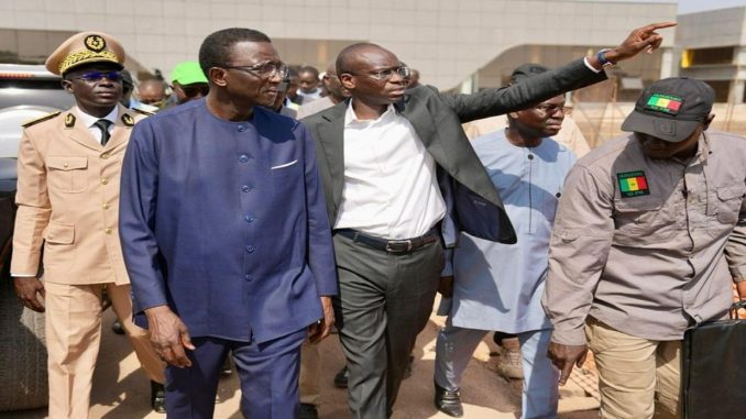 Le PM Amadou Bâ sur le chantier de l'aéroport de Ziguinchor, accueilli