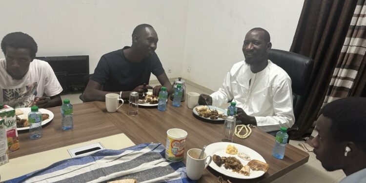 Massamba Diop partage un Ndogou avec des frères Thiessois travaillant dans le projet Kidira-Bakel