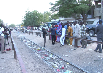 Vidéo/ Au chevet de la famille de l’enfant tué par le train des ICS, Dr Babacar Diop exige le dédommagement par l’entreprise