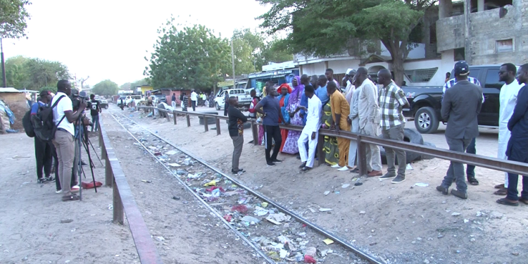 Vidéo/ Au chevet de la famille de l’enfant tué par le train des ICS, Dr Babacar Diop exige le dédommagement par l’entreprise