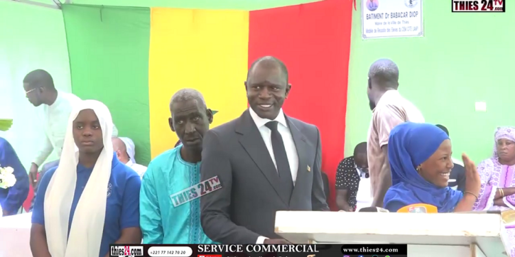 Vidéo/ Dr Babacar Diop réhabilite le CEM de Cité Lamy, 48 bourses d’excellence distribuées