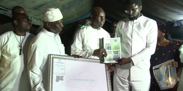 Vidéo/ Mamadou Djité Maire de Thiès-Ouest installe le chef de quartier de Randoulène dans ses fonctions