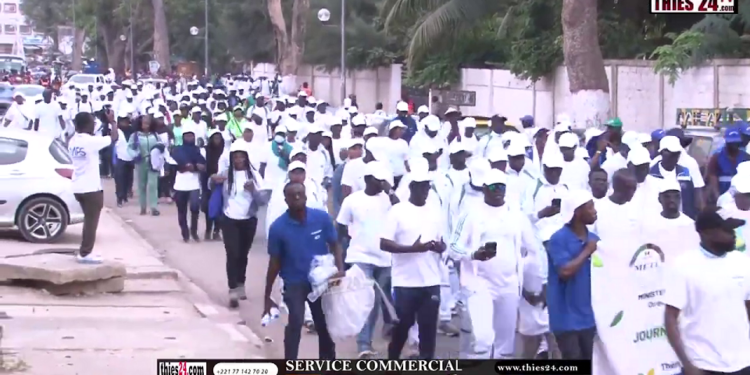 Vidéo/Une randonnée pédestre contre la pollution plastique à Thiès