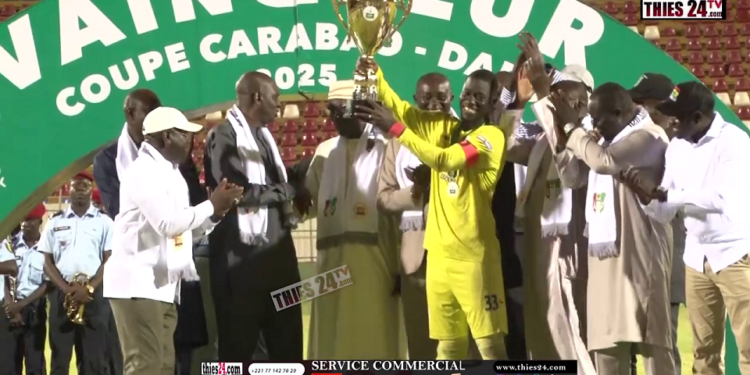 Vidéo/Finale coupe de la Ligue Birame soulèye remet la Coupe à Wally Daan de Thiès (tombeur AS Pikine)