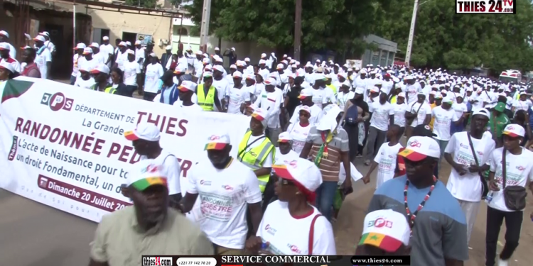 Vidéo/ Randonnée pédestre, la Jeunesse Patriotique de Thiès promeut l&rsquo;état civil