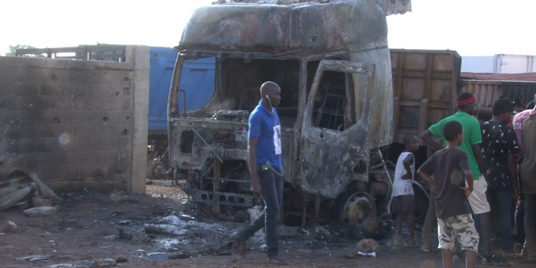 Vidéo/Un camion prend feu au quartier route de Dakar 2, explose et fait 6 blessés graves