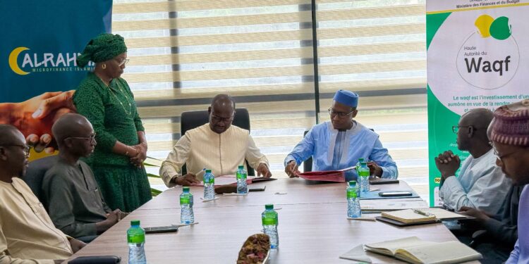 La Haute Autorité du Waqf (HAW) signe une convention de partenariat avec AL RAHMA Microfinance Islamique