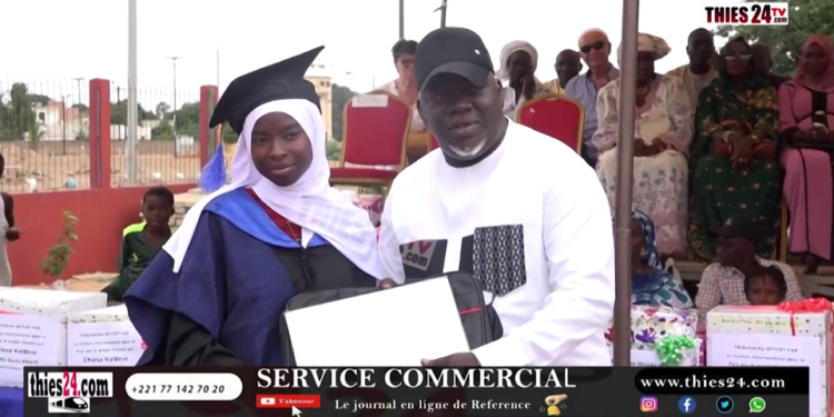 Vidéo/Excellence à Pire, le Maire Ndoye Bane débloque une enveloppe et offre un ordinateur neuf