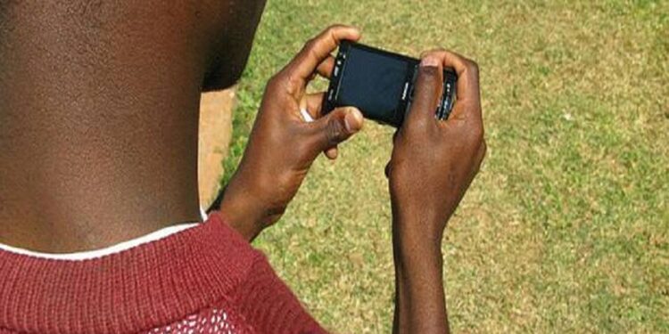 Vidéo/Interdiction du téléphone portable dans les écoles, ces Thiessois se prononcent