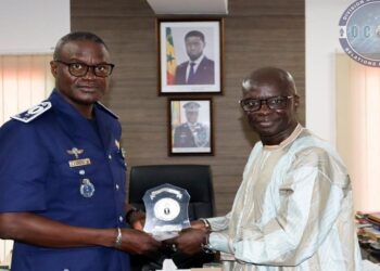 Gendarmerie nationale : le Général Martin Faye reçoit l’artiste Omar Pène