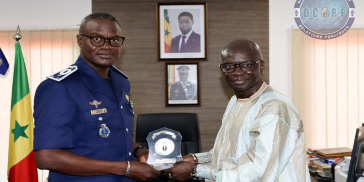Gendarmerie nationale : le Général Martin Faye reçoit l’artiste Omar Pène