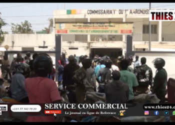 Vidéo/Les Jakartamen font le show devant le commissariat pour dénoncer les tracasseries policières