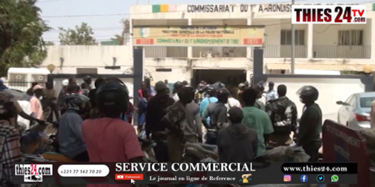 Vidéo/Les Jakartamen font le show devant le commissariat pour dénoncer les tracasseries policières