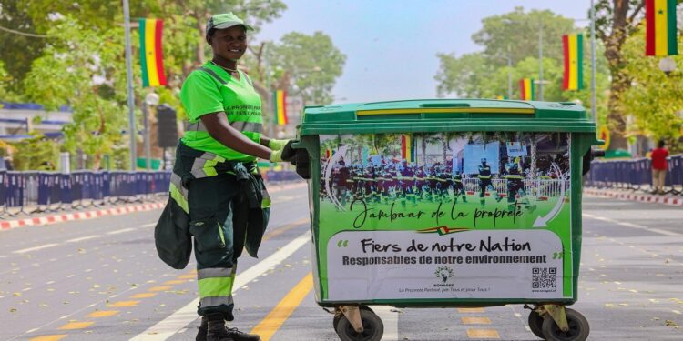 Vidéo/Parade de la SONAGED sur l&rsquo;Avenue de Caen pour placer des bacs à ordures
