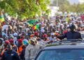 Vidéo/ Le Président Diomaye fortement acclamé sur l&rsquo;Avenue Caen à son arrivée à Thiès