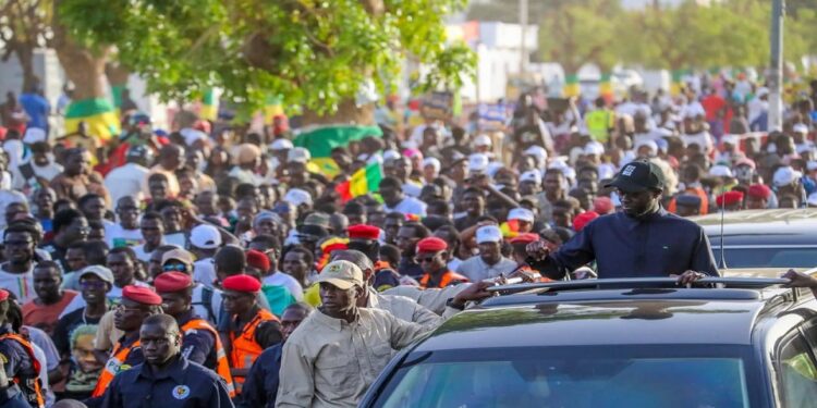 Vidéo/ Le Président Diomaye fortement acclamé sur l&rsquo;Avenue Caen à son arrivée à Thiès