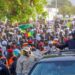 Vidéo/ Le Président Diomaye fortement acclamé sur l&rsquo;Avenue Caen à son arrivée à Thiès