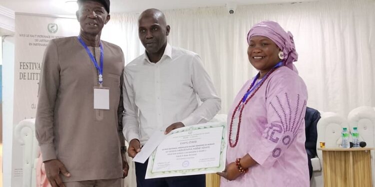 Moustapha Ndéné Ndiaye reçoit le Prix National Abdoulaye Racine Senghor du Roman 2026