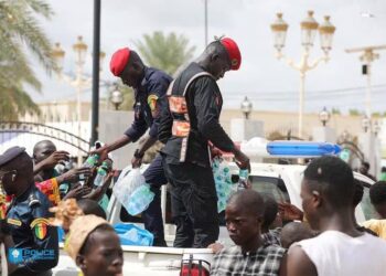 Touba, distribution d&rsquo;eau aux abords de la grande mosquée par la Police Nationale