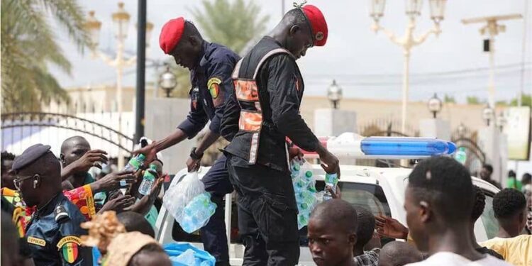 Touba, distribution d’eau aux abords de la grande mosquée par la Police Nationale