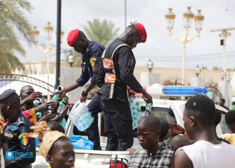 Touba, distribution d&rsquo;eau aux abords de la grande mosquée par la Police Nationale