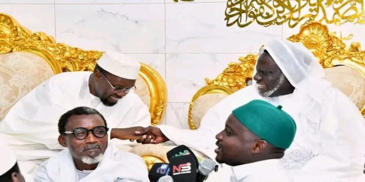 Vidéo/ Keur Mame El Hadji déroule le tapis rouge à Ousmane Sonko