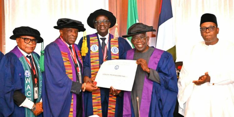 Abuja : Le WACP décerne un diplôme honorifique au Président Tinubu.